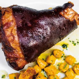 Joelho de porco defumado com Gnocchi de moranga