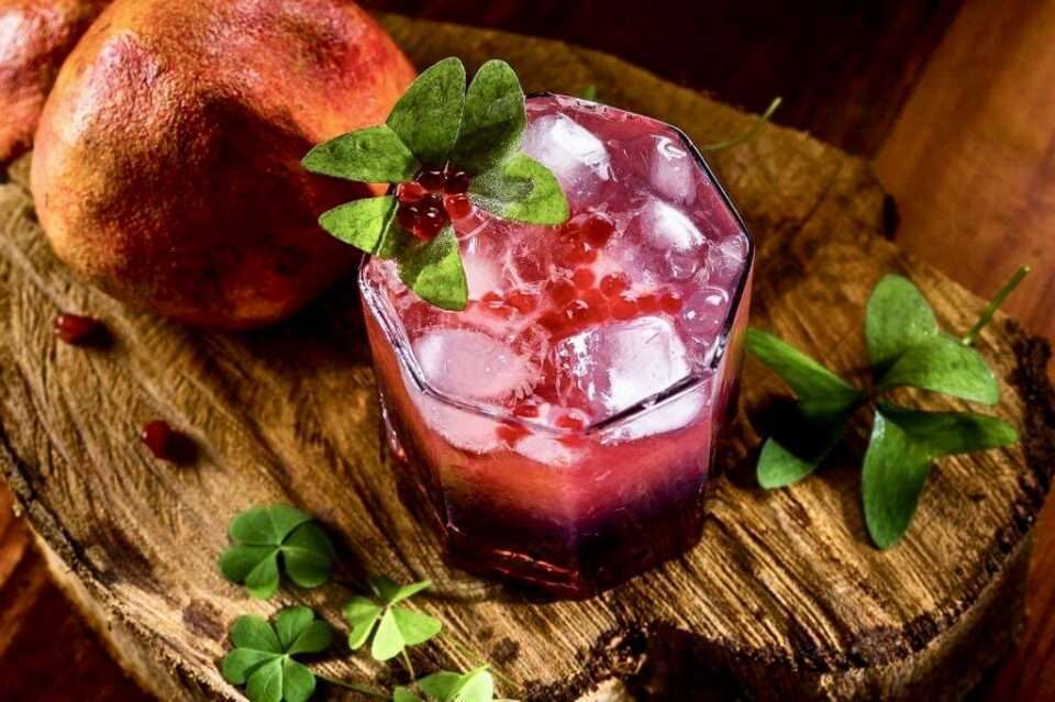 Capadócia: Aprenda a preparar um drink feito com romã