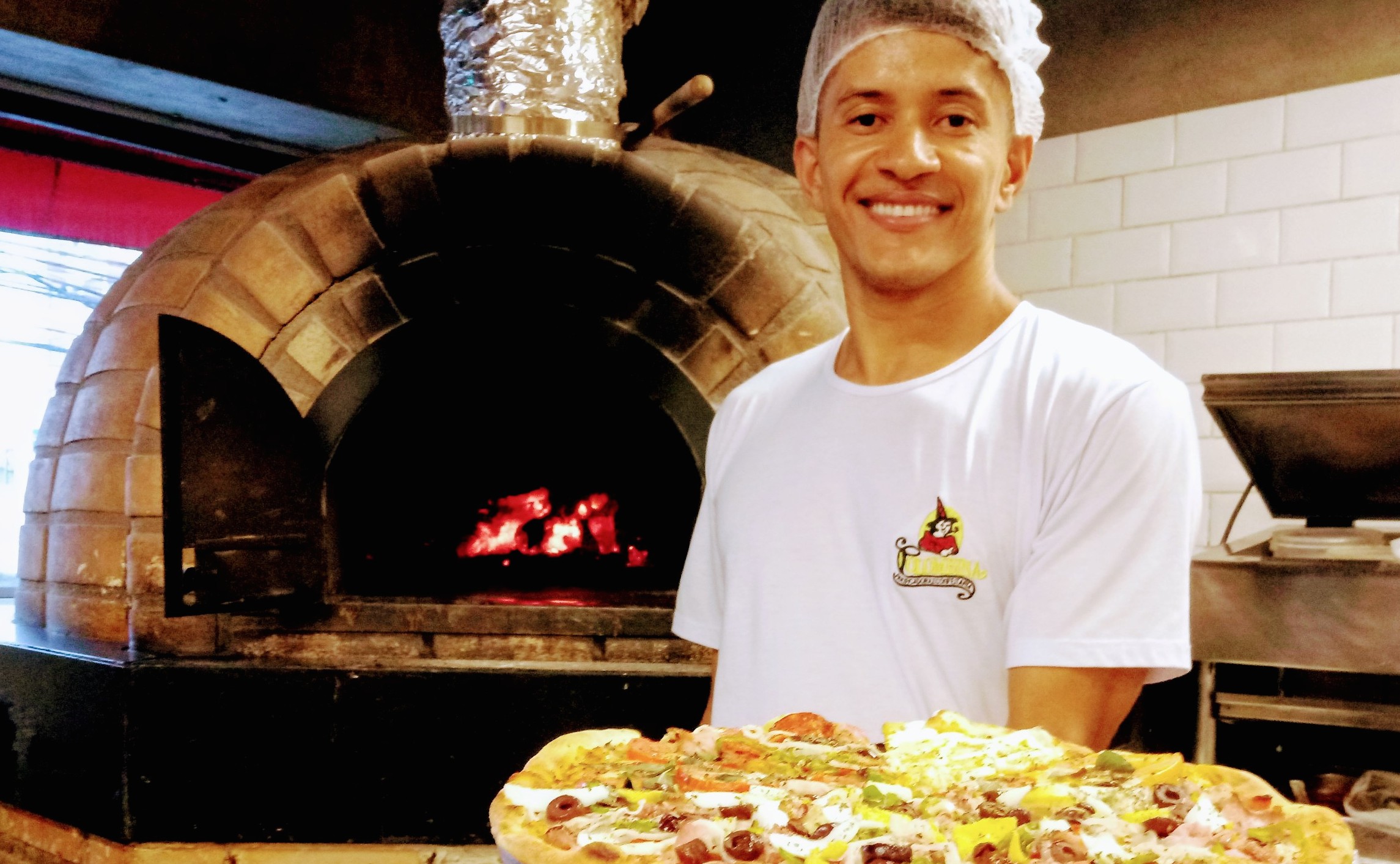 O irresistível sabor da pizza assada no forno a lenha