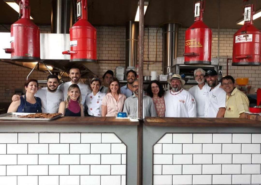 Chefs preparam almoço de Natal para idosos